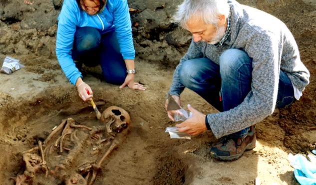 Las excavaciones en A Lanzada (Sanxenxo) sacan a la luz esqueletos de 14 niños y 15.000 piezas de época prerromana